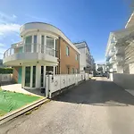 VILLA RENZO- PARCHEGGIO E GIARDINO PRIVATI a pochi passi dal mare