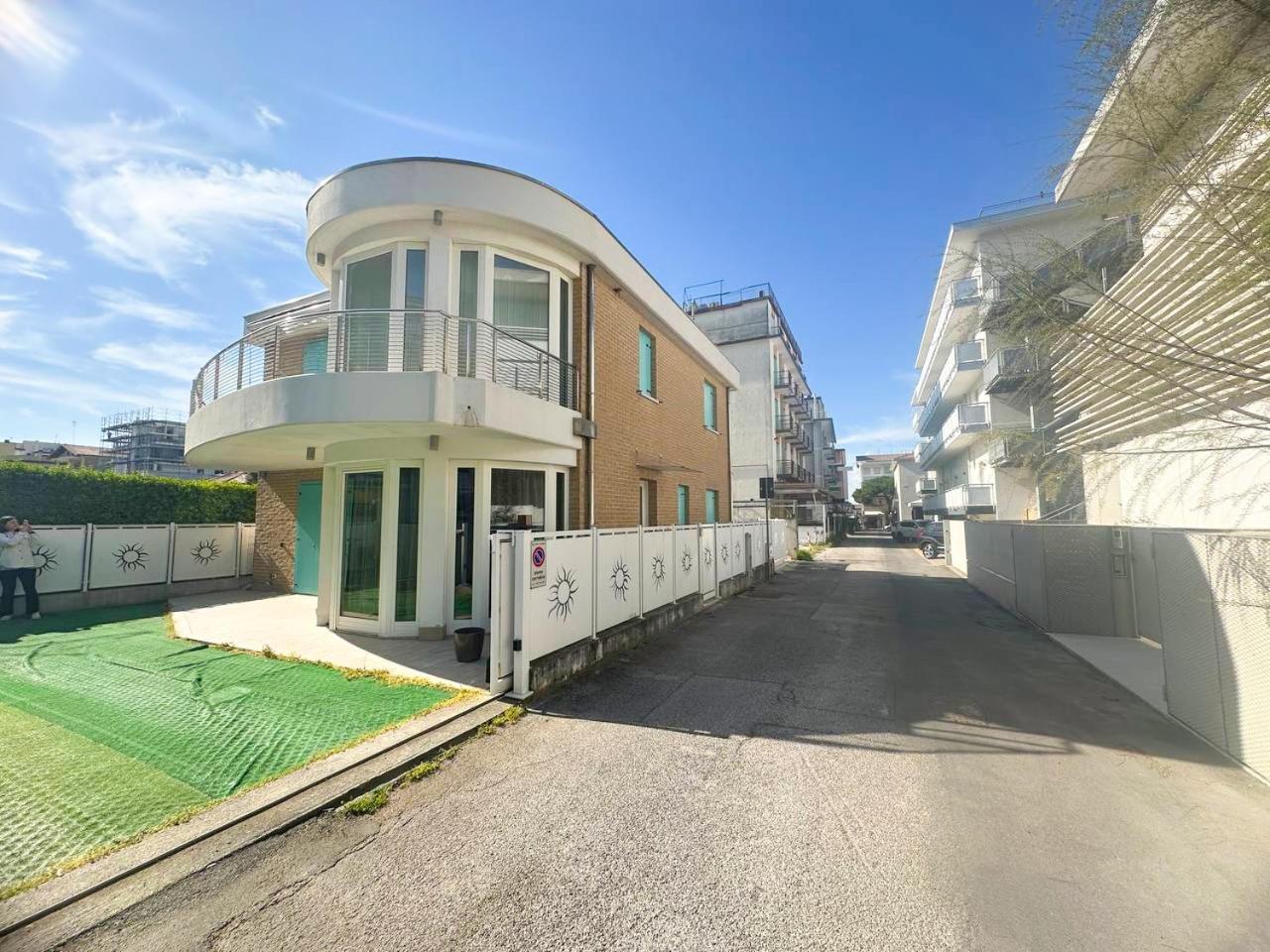 Renzo- Parcheggio E Giardino Privati A Pochi Passi Dal Mare Lido di Jesolo